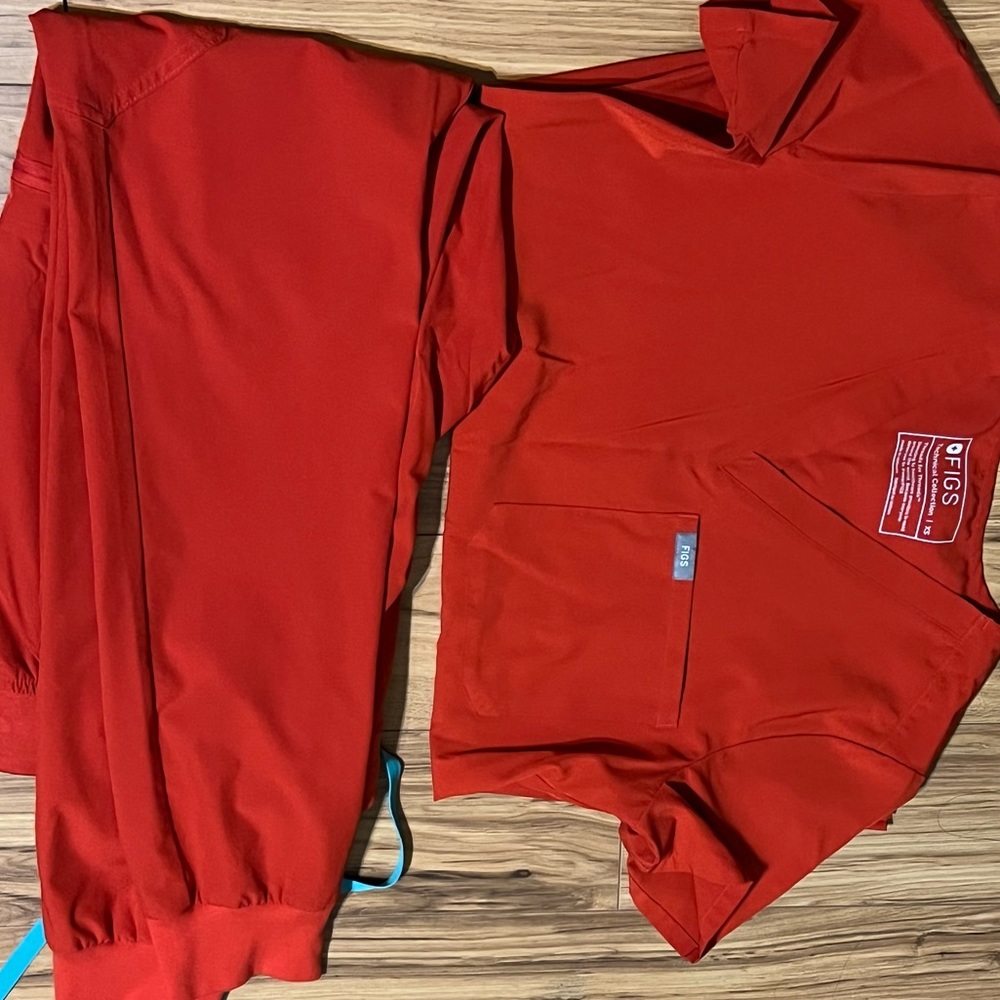 Pants are FIONLITE Zamora jogger size Small Tall. Top XS Catarina in Awesome Red